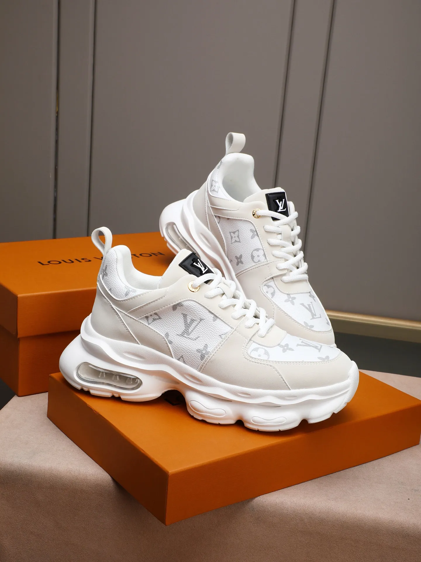 Men's shoes 💰460 [LV] Made of imported L special materials spliced ​​with cowhide and comfortable mesh lining. Private molded foam air cushion outsole, super light and comfortable on the feet! Perfect last shape, generous and fashionable design, 5 colors available! Code number: 38–44 (45 customized